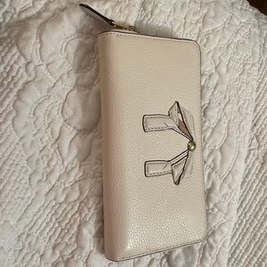 Coach Off-White/ Chalk Leather Bow Zip-Around Credit Card Long Wallet. Like New